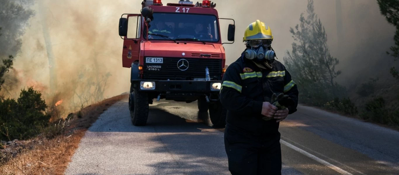 Μαίνεται η φωτιά στην Αρκαδία: Με αναπνευστικά προβλήματα δύο πυροσβέστες - Ο ένας έχει και μικροεγκαύματα